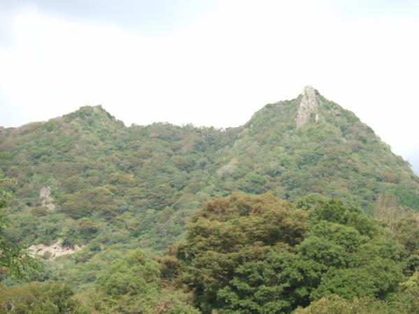 麓から見た伊予ヶ岳２。